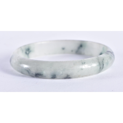 2221 - A CHINESE CARVED JADE BANGLE 20th Century. 28.7 grams. 5.75 cm diameter.