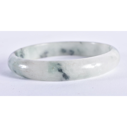 2221 - A CHINESE CARVED JADE BANGLE 20th Century. 28.7 grams. 5.75 cm diameter.