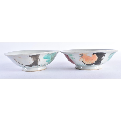 2564 - A PAIR OF EARLY 20TH CENTURY CHINESE PORCELAIN LOBED BOWLS Late Qing/Republic. 14 cm wide.