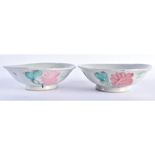 2564 - A PAIR OF EARLY 20TH CENTURY CHINESE PORCELAIN LOBED BOWLS Late Qing/Republic. 14 cm wide.