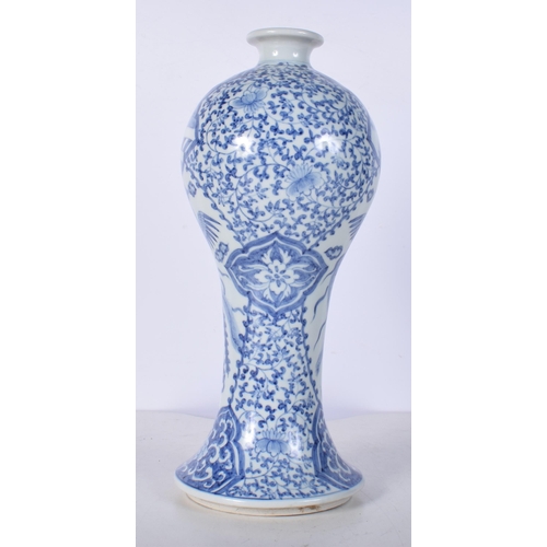 3052 - A Chinese porcelain blue and white Phoenix vase 30cm