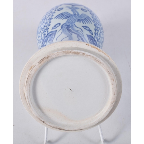 3052 - A Chinese porcelain blue and white Phoenix vase 30cm