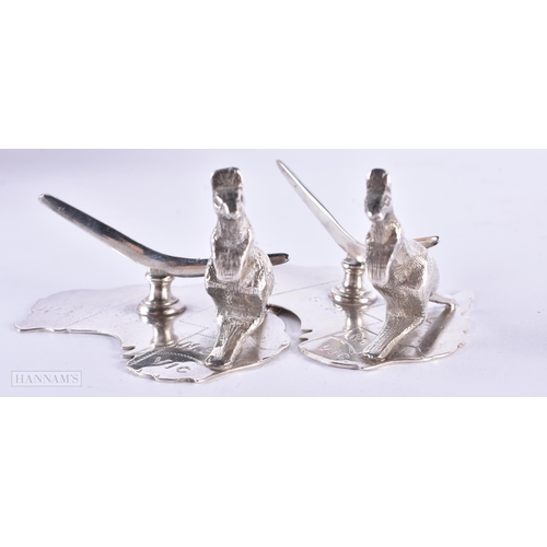 122 - AN UNUSUAL PAIR OF AUSTRALIA INTEREST SILVER PLATED KNIFE RESTS formed as kangaroos and boomerangs. ... 