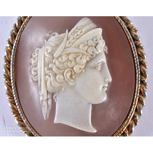 123 - A VINTAGE CAMEO BROOCH. 32.5 grams. 5.5 cm x 4.75 cm.