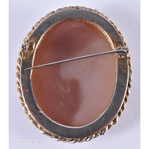 123 - A VINTAGE CAMEO BROOCH. 32.5 grams. 5.5 cm x 4.75 cm.