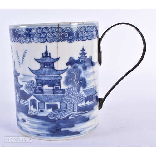 134 - AN 18TH CENTURY CHINESE EXPORT BLUE AND WHITE TANKARD Qianlong, together with two smaller Qianlong c... 