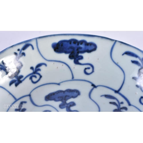 139 - A LATE 17TH/18TH CENTURY CHINESE BLUE AND WHITE PORCELAIN DISH Kangxi/Yongzheng, bearing Chenghua ma... 