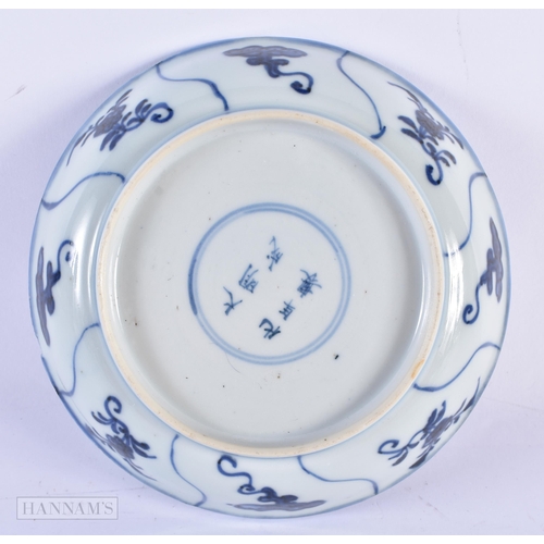 139 - A LATE 17TH/18TH CENTURY CHINESE BLUE AND WHITE PORCELAIN DISH Kangxi/Yongzheng, bearing Chenghua ma... 