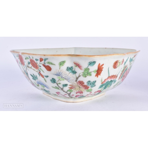 141 - A 19TH CENTURY CHINESE FAMILLE ROSE PORCELAIN SCALLOPED BOWL Daoguang, together with a famille rose ... 