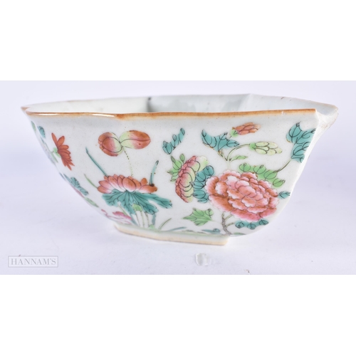 141 - A 19TH CENTURY CHINESE FAMILLE ROSE PORCELAIN SCALLOPED BOWL Daoguang, together with a famille rose ... 