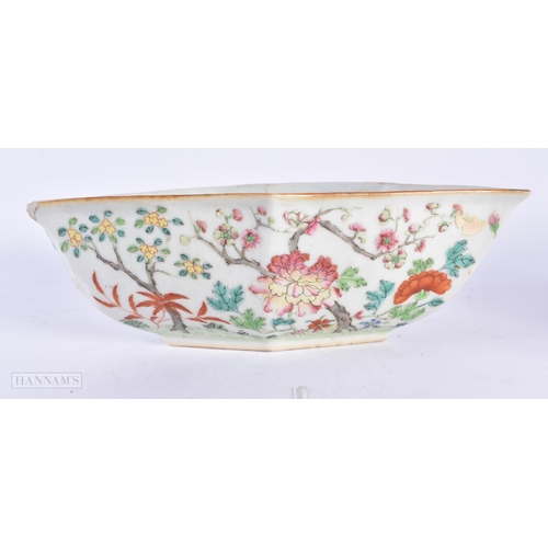 141 - A 19TH CENTURY CHINESE FAMILLE ROSE PORCELAIN SCALLOPED BOWL Daoguang, together with a famille rose ... 