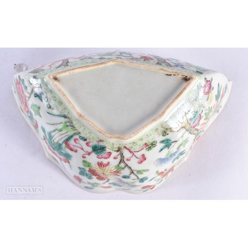 141 - A 19TH CENTURY CHINESE FAMILLE ROSE PORCELAIN SCALLOPED BOWL Daoguang, together with a famille rose ... 