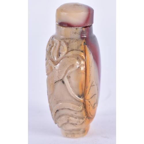 150 - A LATE 19TH CENTURY CHINESE CARVED AGATE STONE SNUFF BOTTLE AND STOPPER Late Qing. 5.5 cm x 3.75 cm.