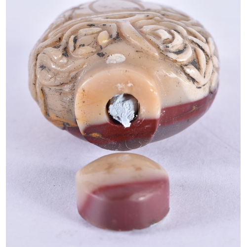 150 - A LATE 19TH CENTURY CHINESE CARVED AGATE STONE SNUFF BOTTLE AND STOPPER Late Qing. 5.5 cm x 3.75 cm.