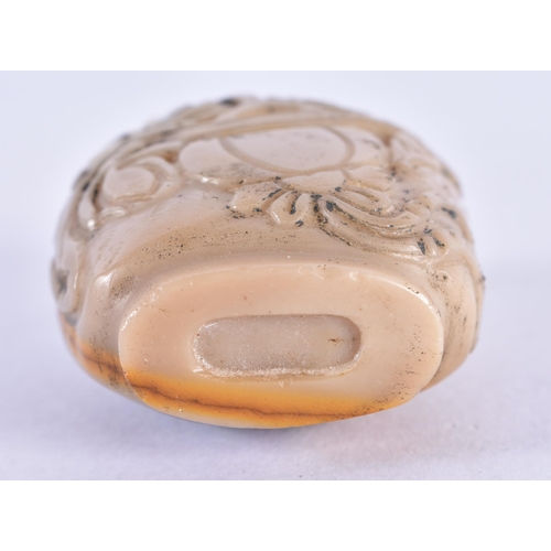 150 - A LATE 19TH CENTURY CHINESE CARVED AGATE STONE SNUFF BOTTLE AND STOPPER Late Qing. 5.5 cm x 3.75 cm.