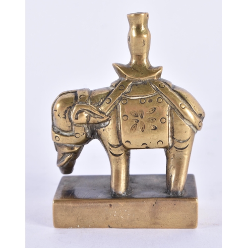 151 - AN 18TH/19TH CENTURY CHINESE BRONZE ELEPHANT SCHOLARS OBJECT Qianlong/Jiaqing. 5.5 cm x 3.75 cm.