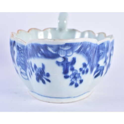 154 - AN 18TH CENTURY CHINESE EXPORT BLUE AND WHITE PORCELAIN SAUCE BOAT Qianlong. 21 cm wide.