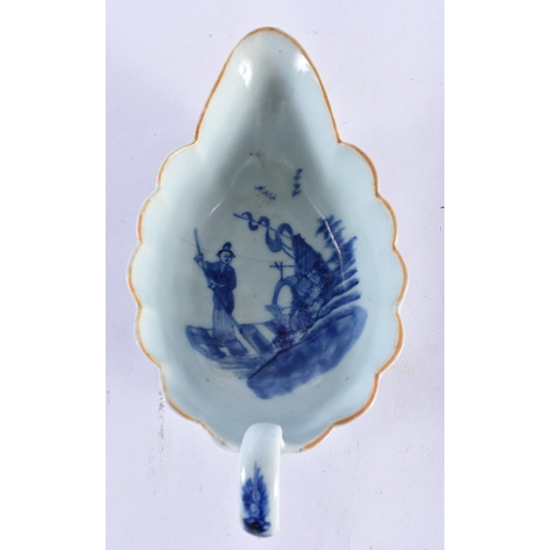 154 - AN 18TH CENTURY CHINESE EXPORT BLUE AND WHITE PORCELAIN SAUCE BOAT Qianlong. 21 cm wide.