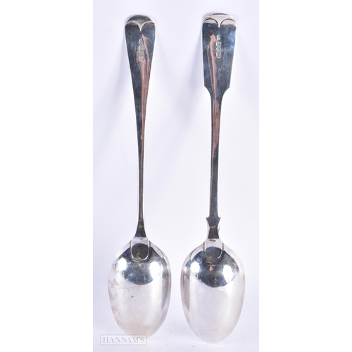 16 - A PAIR OF EDWARDIAN SILVER BASTING SPOONS. London 1908. 313 grams. 30 cm long.