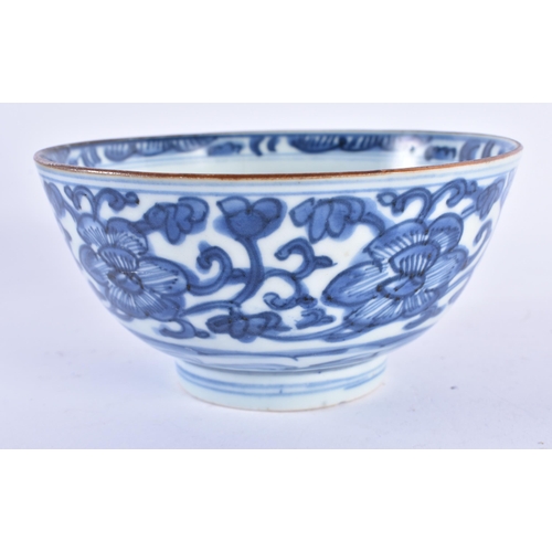 165 - A 17TH/18TH CENTURY CHINESE BLUE AND WHITE PORCELAIN BOWL Kangxi/Yongzheng. 14 cm diameter.