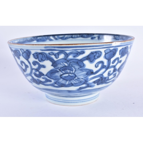 165 - A 17TH/18TH CENTURY CHINESE BLUE AND WHITE PORCELAIN BOWL Kangxi/Yongzheng. 14 cm diameter.