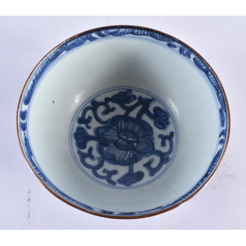 165 - A 17TH/18TH CENTURY CHINESE BLUE AND WHITE PORCELAIN BOWL Kangxi/Yongzheng. 14 cm diameter.