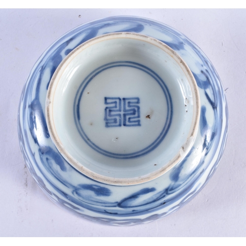 165 - A 17TH/18TH CENTURY CHINESE BLUE AND WHITE PORCELAIN BOWL Kangxi/Yongzheng. 14 cm diameter.