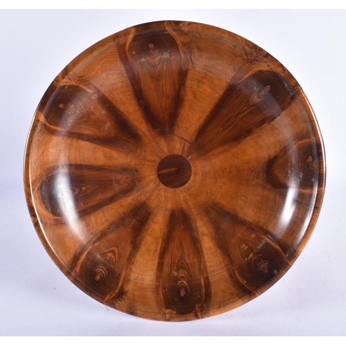 171 - AN ANTIQUE TREEN CARVED WOOD PEDESTAL DISH possibly Monkey Puzzle wood. 27 cm x 20 cm.