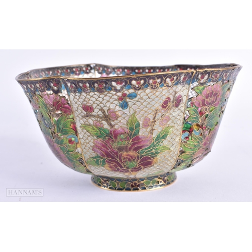 20 - AN EARLY 20TH CENTURY CHINESE PLIQUE A JOUR ENAMEL BOWL Late Qing/Republic. 14.5 cm wide.