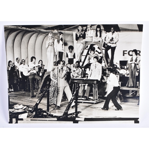 286 - Large black & white original picture depicting Sammy Davis Junior And Richard Nixon on a stage set 3... 