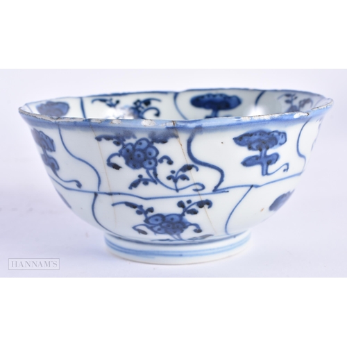 38 - A 17TH CENTURY CHINESE BLUE AND WHITE PORCELAIN BOWL Kangxi, painted with lingzhi fungus. 12 cm diam... 