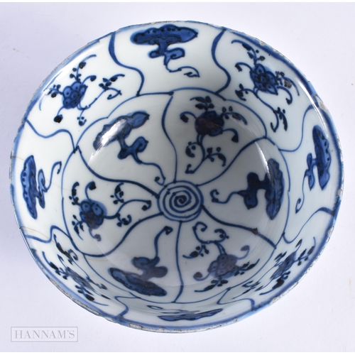 38 - A 17TH CENTURY CHINESE BLUE AND WHITE PORCELAIN BOWL Kangxi, painted with lingzhi fungus. 12 cm diam... 