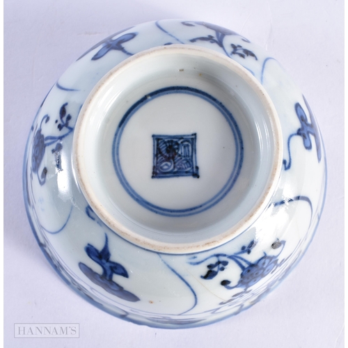 38 - A 17TH CENTURY CHINESE BLUE AND WHITE PORCELAIN BOWL Kangxi, painted with lingzhi fungus. 12 cm diam... 