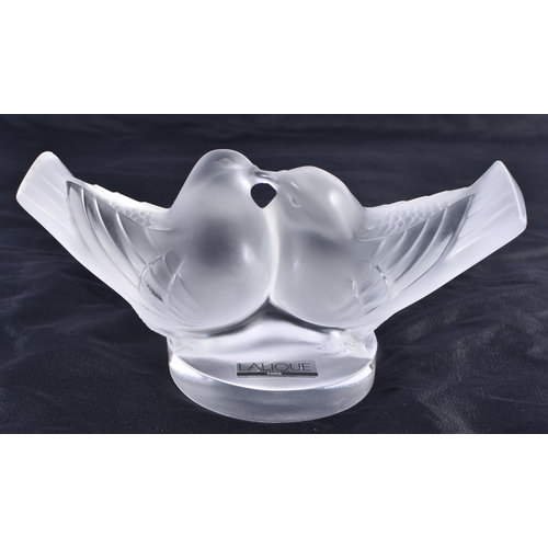 480 - A LALIQUE GLASS KISSING BIRDS FIGURE. 14.5 cm wide.