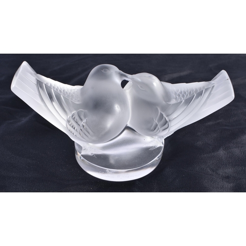 480 - A LALIQUE GLASS KISSING BIRDS FIGURE. 14.5 cm wide.