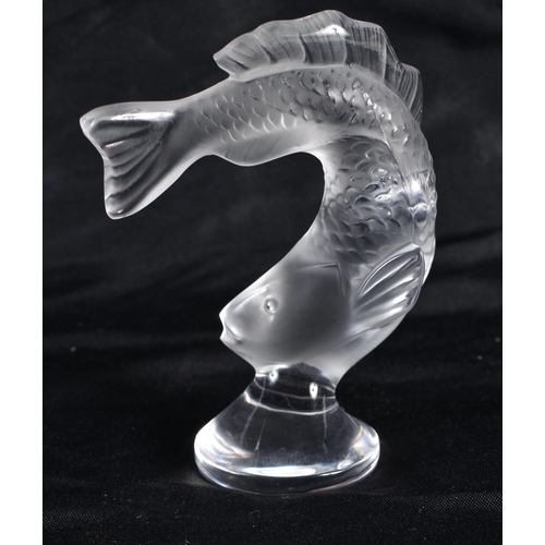 500 - A LALIQUE GLASS FISH. 9 cm high.