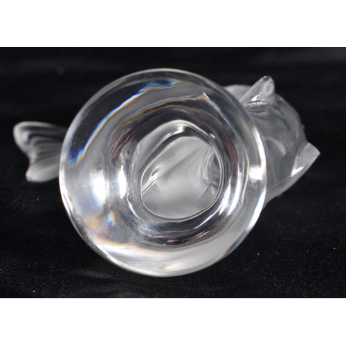 500 - A LALIQUE GLASS FISH. 9 cm high.