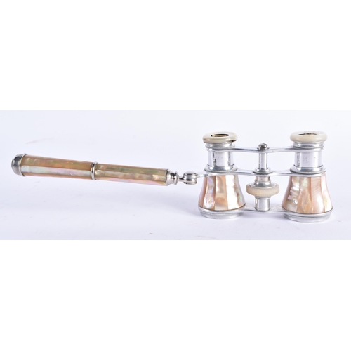 515 - A PAIR OF MOTHER OF PEARL OPERA GLASSES. 18 cm x 9 cm extended.