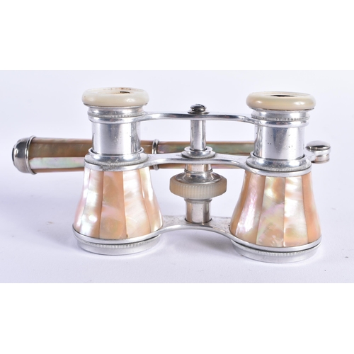 515 - A PAIR OF MOTHER OF PEARL OPERA GLASSES. 18 cm x 9 cm extended.