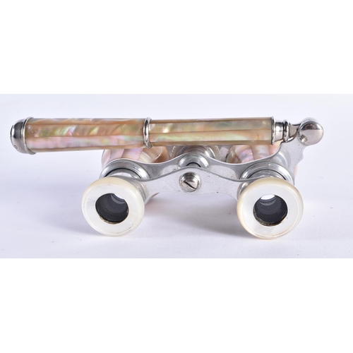 515 - A PAIR OF MOTHER OF PEARL OPERA GLASSES. 18 cm x 9 cm extended.