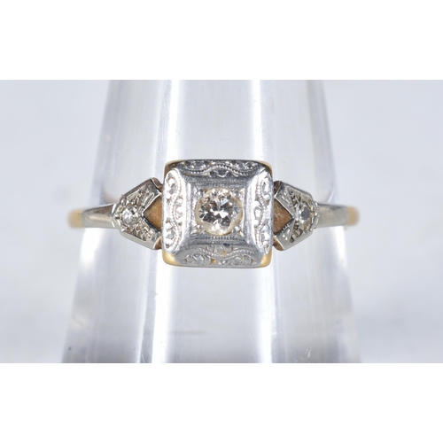 546 - An 18 Carat Gold & Platinum Vintage Diamond Patterned Ring.  Stamped 18CT, Size O, weight 2.1g