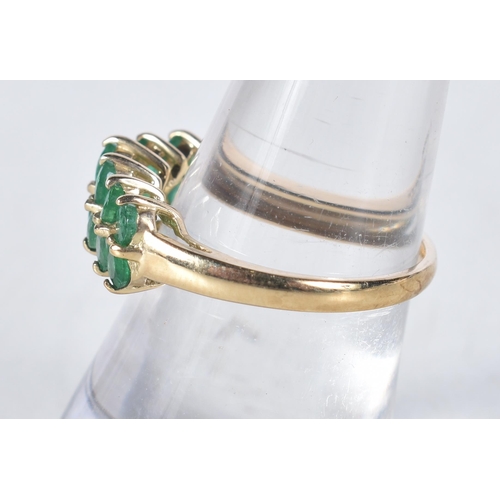 552 - A 9 Carat Gold and Emerald Dress Ring.  Stamped 375, Size N, weight 2.1g