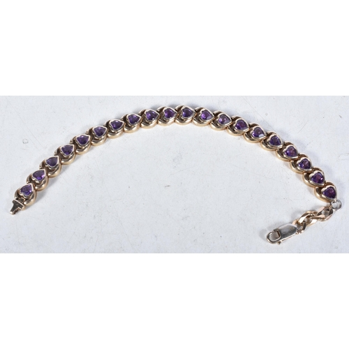 654 - A 9 Carat Gold and Amethyst Heart Bracelet.  Stamped 375.  20 cm long, weight 25.38g