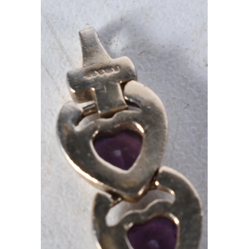 654 - A 9 Carat Gold and Amethyst Heart Bracelet.  Stamped 375.  20 cm long, weight 25.38g