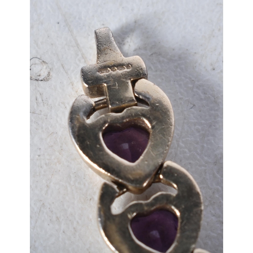 654 - A 9 Carat Gold and Amethyst Heart Bracelet.  Stamped 375.  20 cm long, weight 25.38g