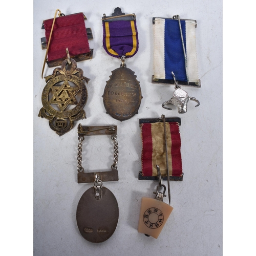 686 - Five Silver/Silver Gilt Masonic Medals.  Various Hallmarks with associated pouch.  Total weight 109g... 