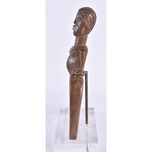 8 - AN AFRICAN TRIBAL CARVED WOOD SLINGSHOT. 20 cm high.