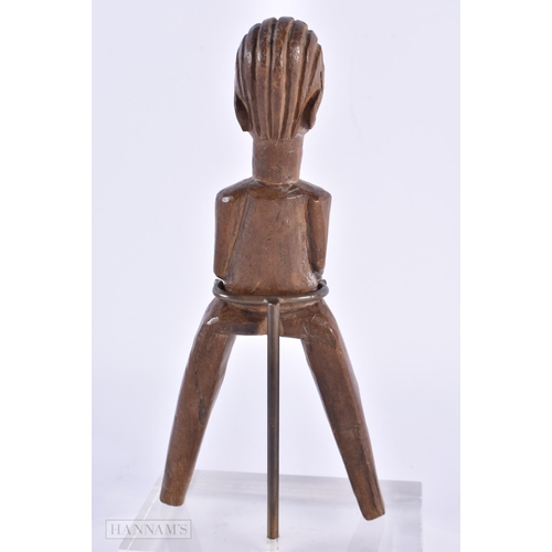 8 - AN AFRICAN TRIBAL CARVED WOOD SLINGSHOT. 20 cm high.