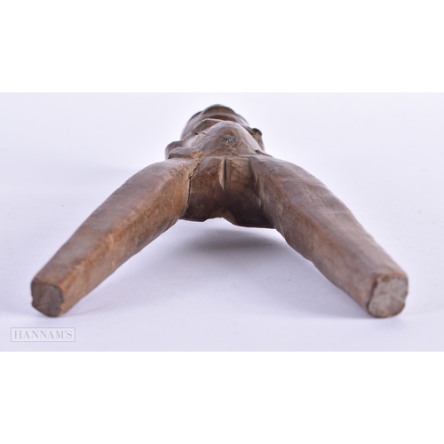 8 - AN AFRICAN TRIBAL CARVED WOOD SLINGSHOT. 20 cm high.