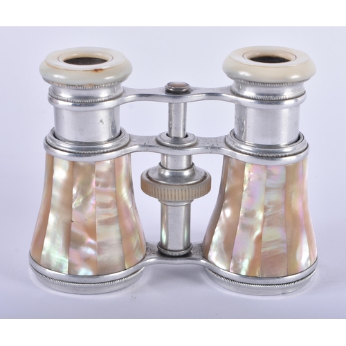 1000 - A PAIR OF MOTHER OF PEARL OPERA GLASSES. 12 cm x 8 cm extended.